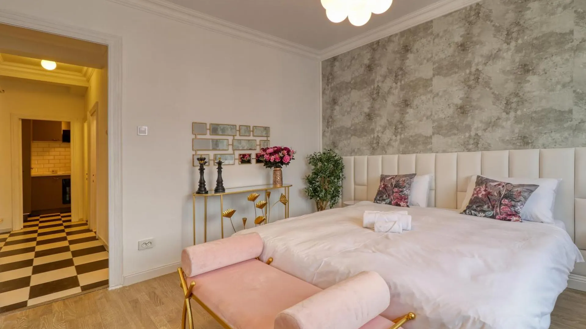 Neo-Classic Design Near Downtown Bucharest Apartment