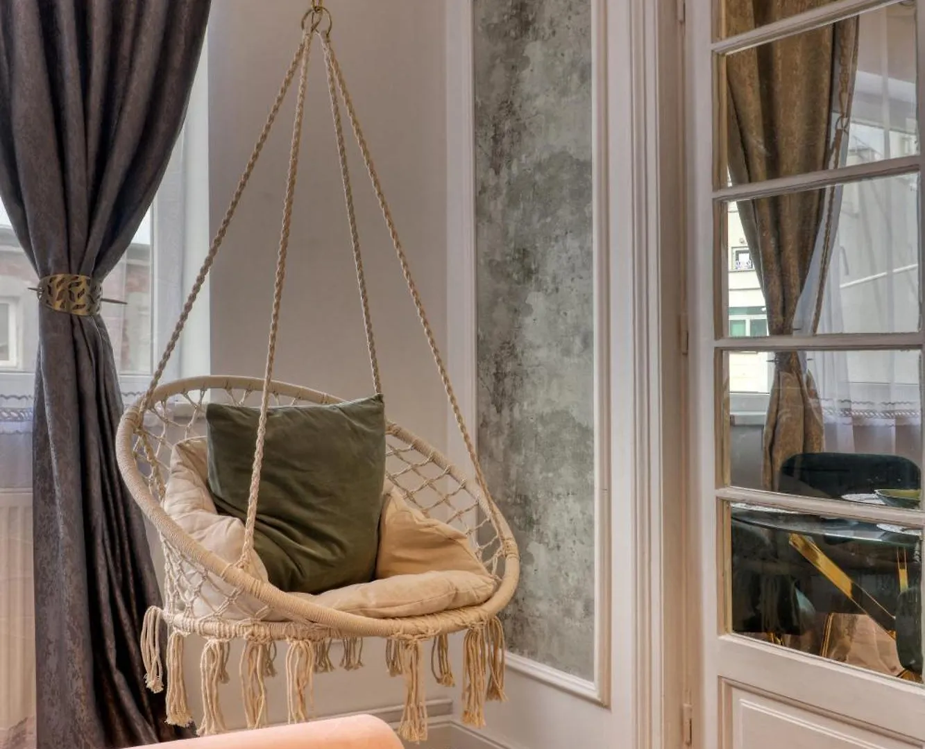 Apartment Neo-Classic Design Near Downtown Bucharest