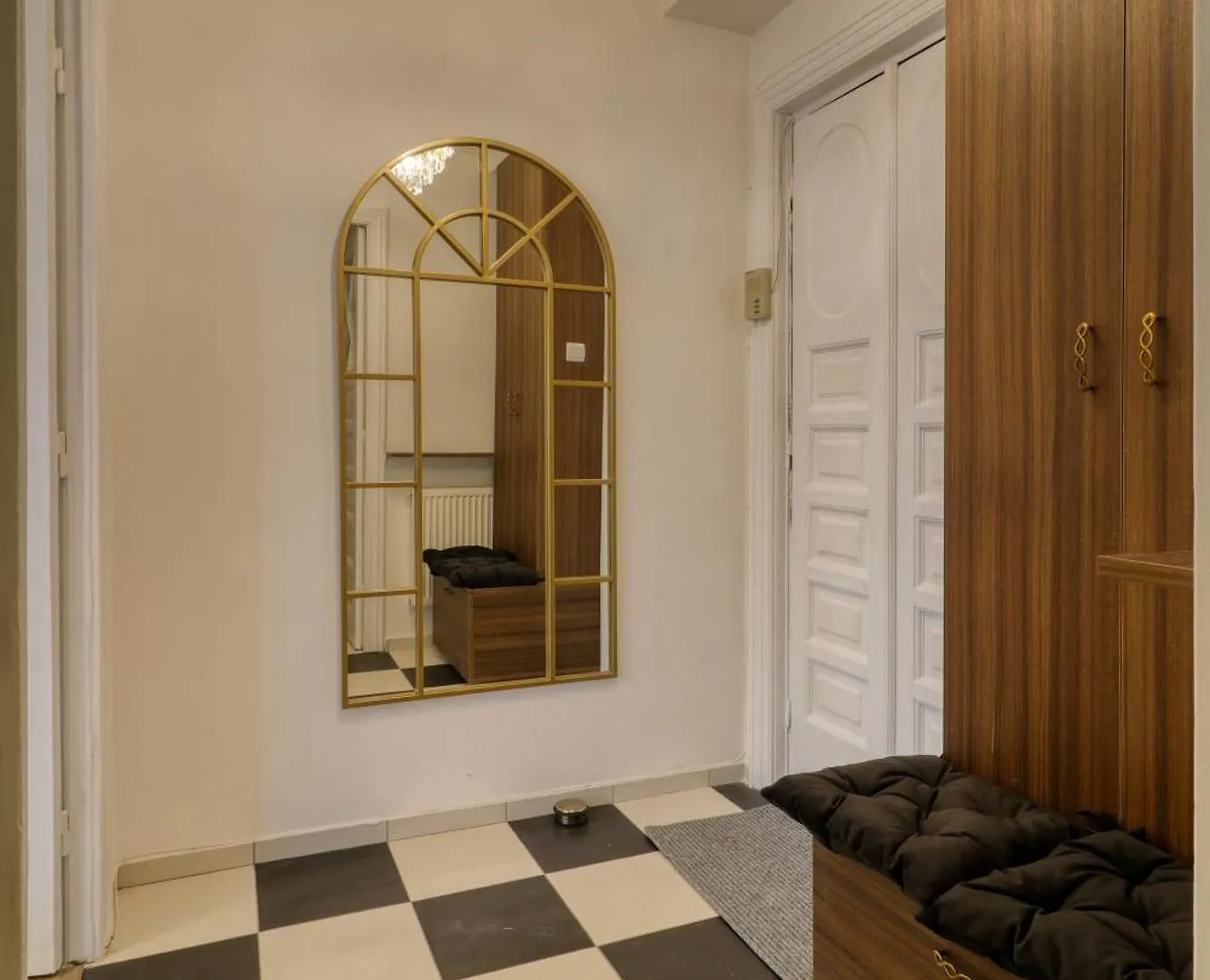 Neo-Classic Design Near Downtown Bucharest Apartment
