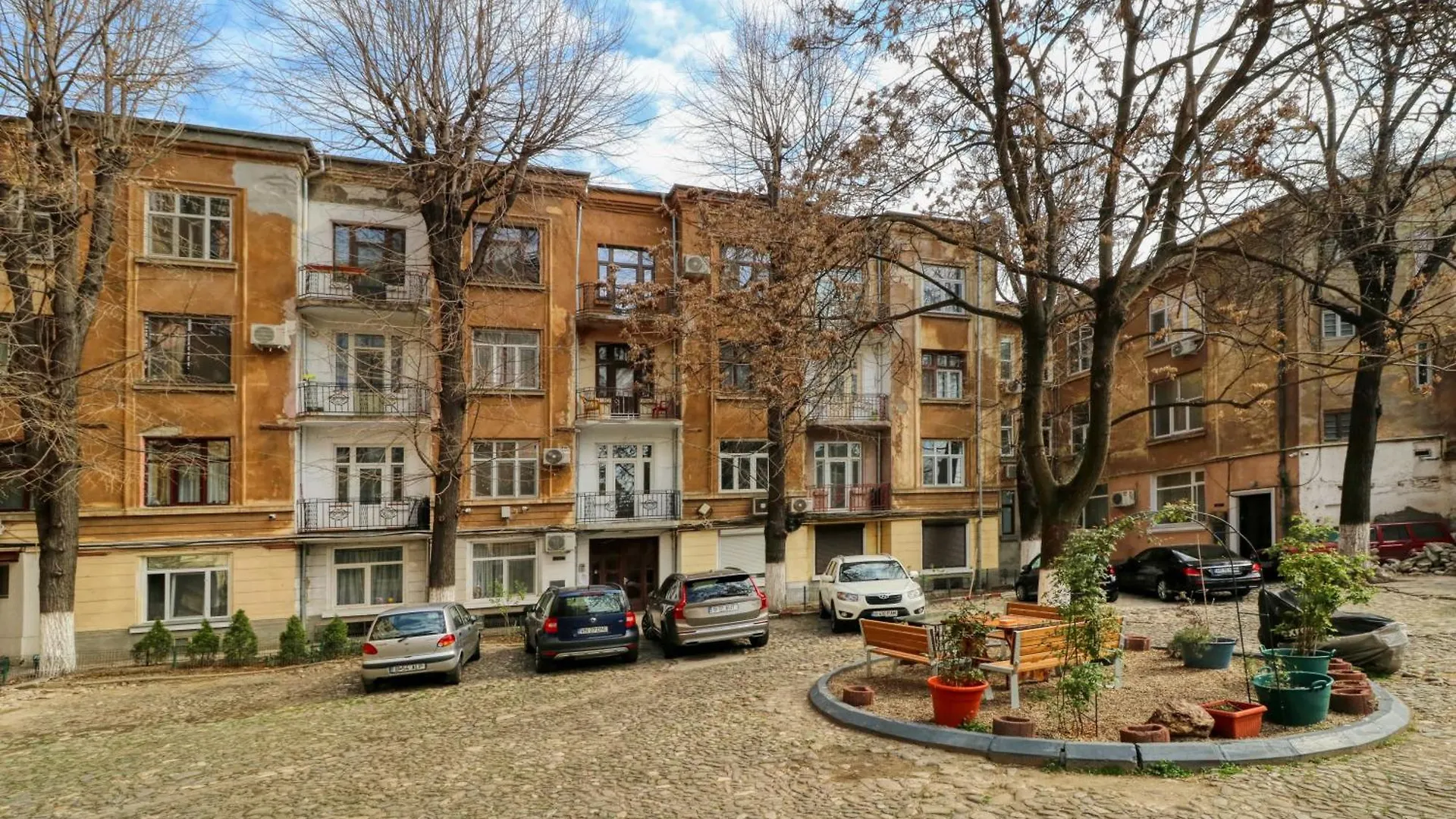 Apartment Neo-Classic Design Near Downtown Bucharest Romania